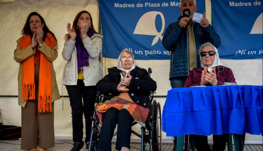 LAS MADRES APOYAMOS A NICOLÁS MADURO